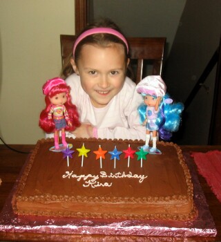 Strawberry Shortcake Birthday Cakes on Cake With Chocolate Frosting  I Found The Small Strawberry Shortcake